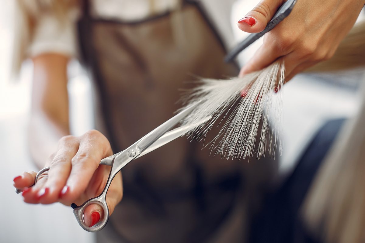 Mobile Friseurin Jennifer Schweizer beim Styling zu Hause in Leimen