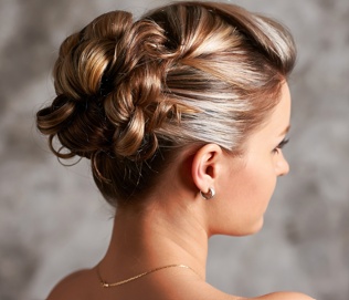 Kundin Sandra mit eleganter Hochsteckfrisur – mobile Friseurin Leimen
