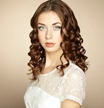 Kundin Julia mit professionellen Locken – Friseur Heidelberg Hausbesuch